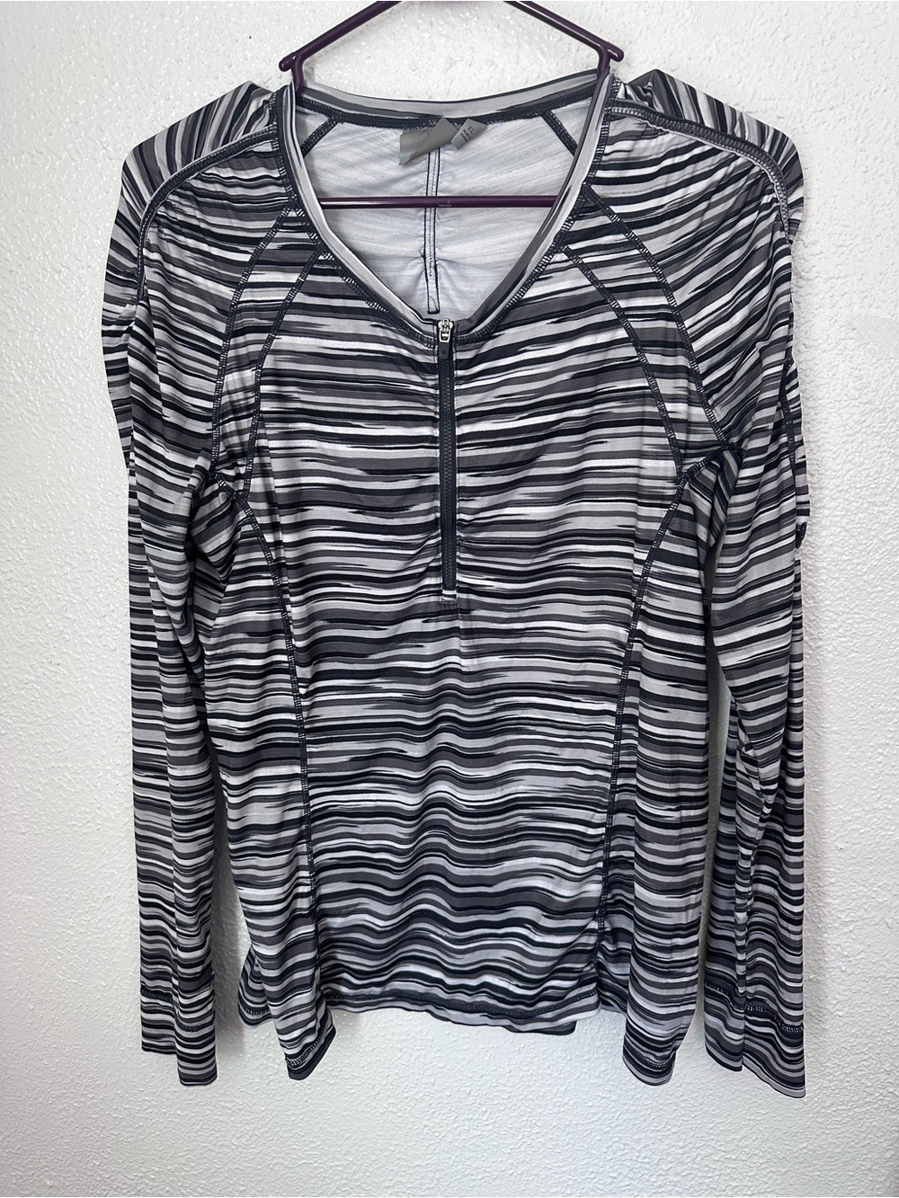 Athleta Women’s XL Black White Gray Pattern Long Sleeve Active Shirt Half Zip